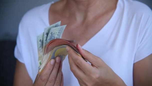 手はユーロ現金を保持する 若い白人女性の手の中にユーロ クローズアップ — ストック動画