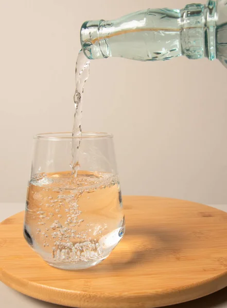 Close Gieten Gezuiverd Vers Drinkwater Uit Fles Houten Oppervlak — Stockfoto
