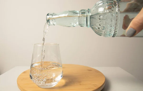 Close Gieten Gezuiverd Vers Drinkwater Uit Fles Houten Oppervlak — Stockfoto