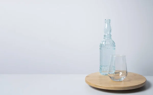 Стакан Воды Бутылкой Столе — стоковое фото