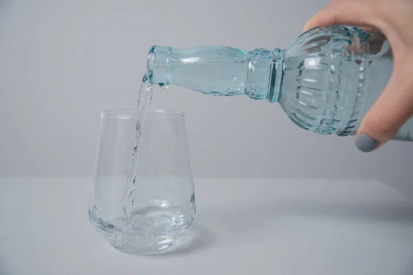 Vrouw Handen Houden Een Fles Water Gieten Water Een Glas — Stockfoto