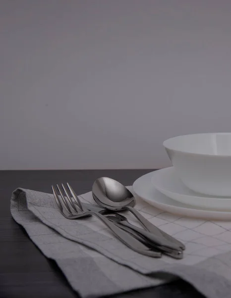 Empty White Plate Cutlery Table Setting — Stockfoto