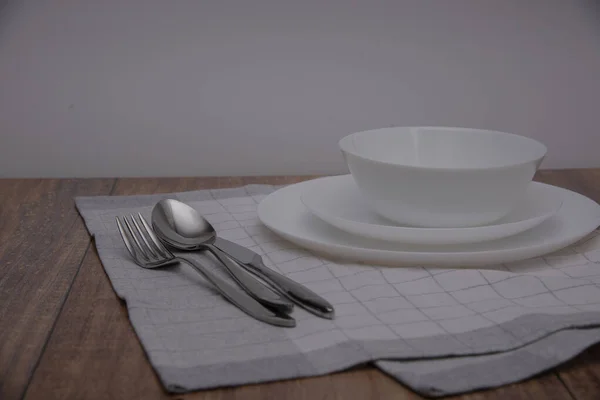 Empty White Plate Cutlery Table Setting — Stockfoto