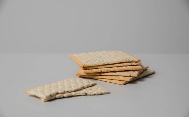 Beyaz arka planda kurumuş ekmek parçaları. Sağlıklı diyet gıdalar. Diyet ekmek.