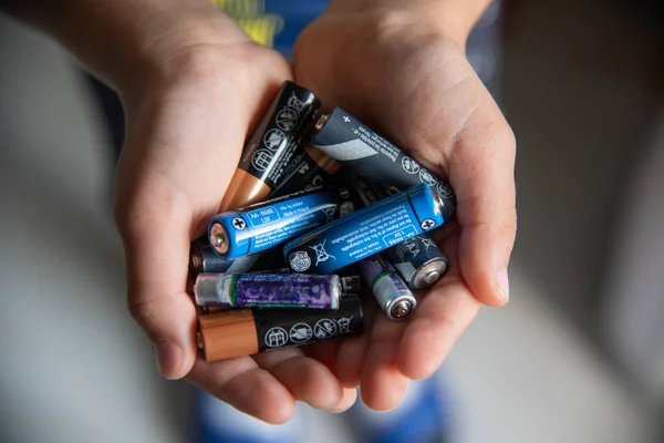 Ekoloji geri dönüşüm konsepti, elinde az sayıda kullanılmış pil.