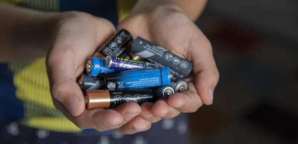 Ekoloji geri dönüşüm konsepti, elinde az sayıda kullanılmış pil.
