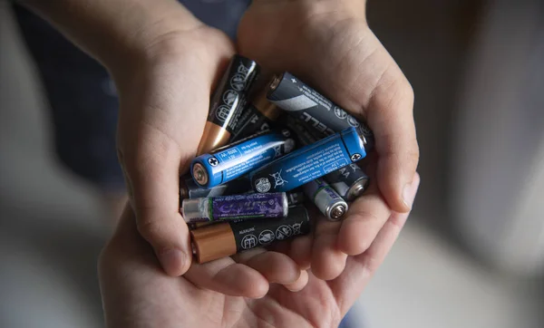 Ekoloji geri dönüşüm konsepti, elinde az sayıda kullanılmış pil.