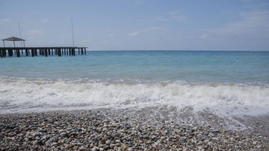 Kayalık plaj. Rıhtım. Türkiye 'nin Antalya kentinde yaz mevsimi