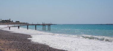 Kayalık plaj. Rıhtım. Türkiye 'nin Antalya kentinde yaz mevsimi
