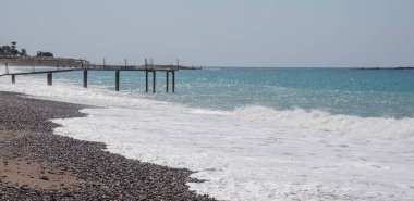 Kayalık plaj. Rıhtım. Türkiye 'nin Antalya kentinde yaz mevsimi