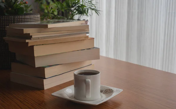 Bücher Liegen Auf Einem Holztisch — Stockfoto
