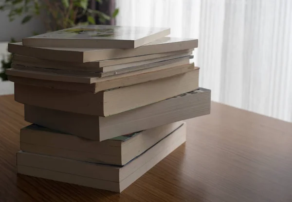 Bücher Die Auf Einem Holztisch Liegen Tag Des Buches — Stockfoto