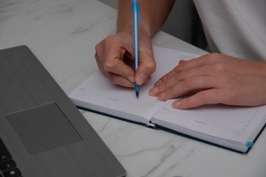 Avrupalı kadın serbest çalışanın ellerine yakından bakın. Evinde dizüstü bilgisayarıyla çalışıyor.
