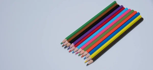 白い背景に描画と着色のための着色鉛筆 色鉛筆 学校用品で作られた図 — ストック写真