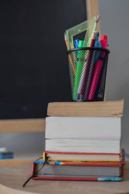 Malzemeler tebeşir tahtasının önünde. okul konseptine geri dön 