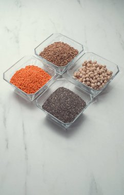 Dört farklı mısır gevreği: karabuğday, nohut, kırmızı mercimek, chia tohumu. Yaklaş. düz yat