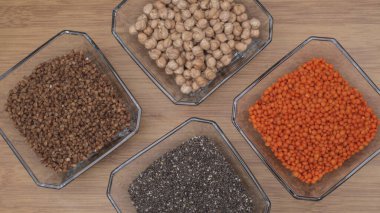 Dört farklı mısır gevreği: karabuğday, nohut, kırmızı mercimek, chia tohumu. Yaklaş. düz yat