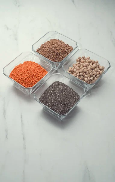 Dört farklı mısır gevreği: karabuğday, nohut, kırmızı mercimek, chia tohumu. Yaklaş. düz yat