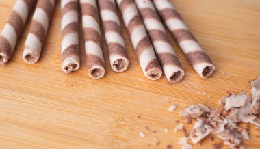 Tahta yüzeyde kıtır kıtır bej fındıklı gofret grubu. Düz yat. yakın plan