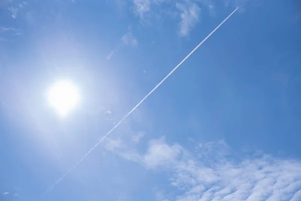 mavi gökyüzünde uçağın izi.