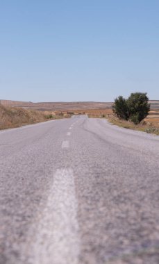 Yolun ortasındaki yakın çekim görüntüsü. Yol manzaralı. seyahat kavramı