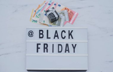 Beyaz masa üzerinde siyah cuma kelimesi. Alışveriş konsepti.