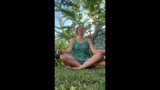 Молода Біла Дівчина Роздумує Саду Сидячи Траві — стокове відео