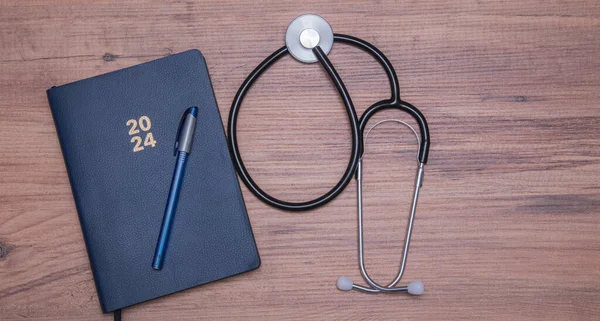 Nowoczesny Stetoskop Notatnik Długopis Drewnianym Tle Koncepcja Medycyny Dzień Lekarzy — Zdjęcie stockowe
