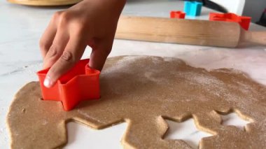 Yıldız şeklinde kurabiyeleri olan küçük bir çocuğun elleri. Noel havası. yakın plan