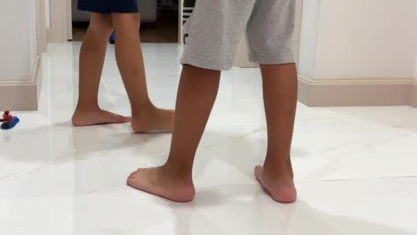 Csupasz Lábú Gyerekek Egy Fehér Padlón Játszanak Nappaliban — Stock videók