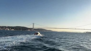  Güneşin altında boğaz boğazı manzarası. İstanbul 'un Panoraması. Turizm konsepti