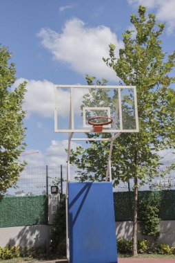 Okul bahçesinde basketbol sahası, turuncu halka, basketbol sahası ve pota. Türkiye, İstanbul