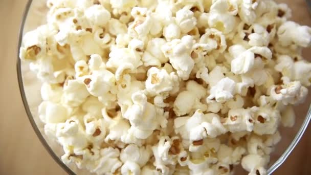 Zbliżenie Wirującego Szklanego Wazonu Dziesięcina Świeżego Popcornu — Wideo stockowe