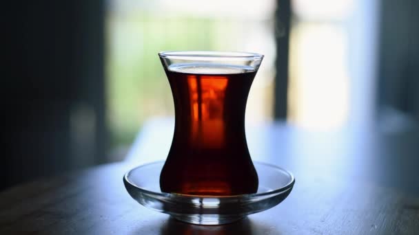 Ein Glas Leckerer Türkischer Tee Auf Grippehintergrund Traditioneller Türkischer Tee — Stockvideo