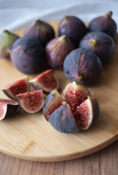 Fresh Figs Wooden Plate Delicious Fresh Figs Wooden Background Close — Stock Photo, Image