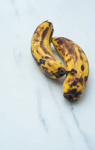 黒い腐ったバナナ 白い背景に腐ったバナナ 不健康な概念 — ストック写真