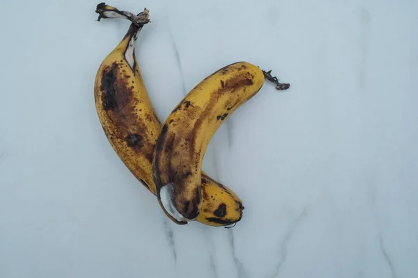 Siyah çürük muzlar, beyaz arka planda çürümüş muzlar. sağlıksız kavram.