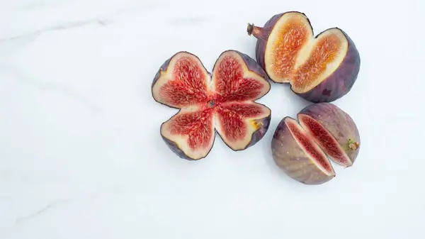 Beyaz arka planda taze incir kes. Sağlıklı kavram. Metin için üst görünüm..