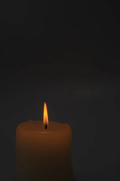 在黑色的背景上燃点蜡烛 复制空间 没有电 — 图库照片