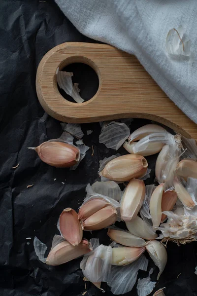 Tahta tahtalarda sarımsak. Siyah arka planda taze sarımsak. Yakın plan. en üstteki görünüm