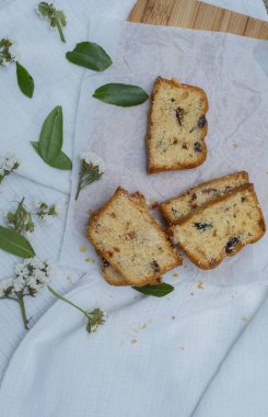 Kuru üzümlü kek tahtanın beyaz yüzeyinde dilimlenmiş parçalar. fırın kavramı