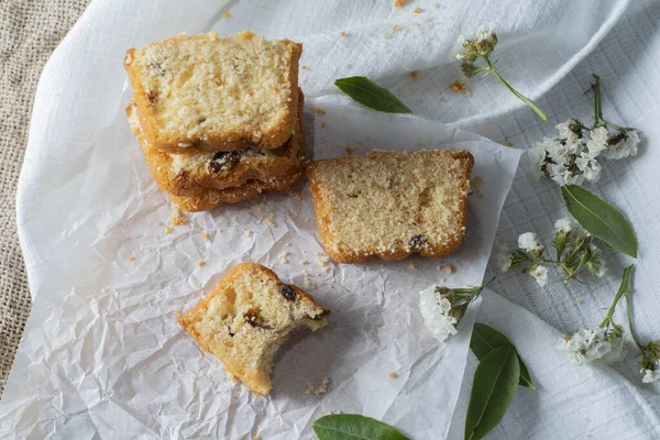 Kuru üzümlü kek tahtanın beyaz yüzeyinde dilimlenmiş parçalar. fırın kavramı