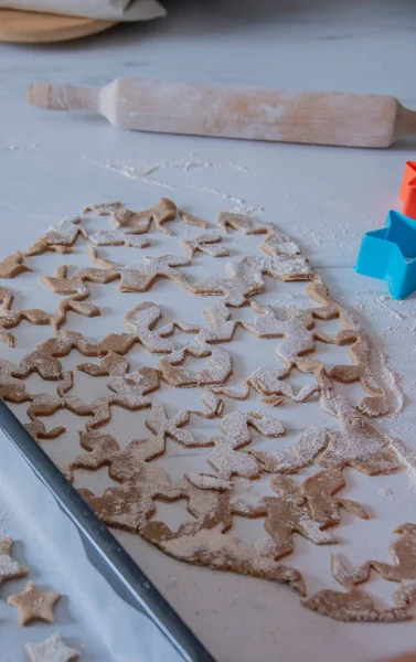 小6岁小孩的手 手里拿着星形饼干 烹调概念 — 图库照片