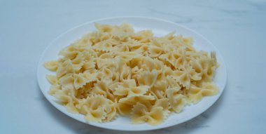 Makarna tabağı beyaz arkaplanda izole, üst görünüm