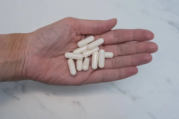 Pilules Dans Les Mains Les Soins Santé Médecine Bien Être — Photo