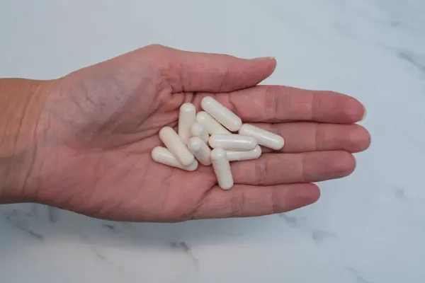 Comprimidos Nas Mãos Cuidados Saúde Medicina Bem Estar Pessoa Doente — Fotografia de Stock