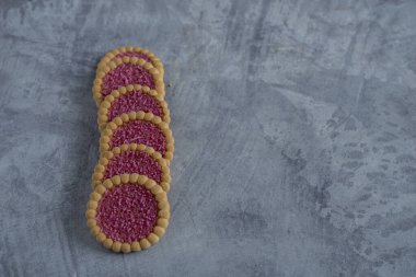 Gri arka planda tatlı bisküviler. Üst Manzara. Boşluğu kopyala.