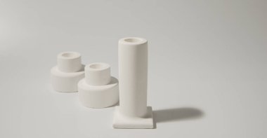 Beyaz seramik mumlar beyaz arka planda durur. iç konsept