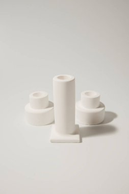 Beyaz seramik mumlar beyaz arka planda durur. iç konsept