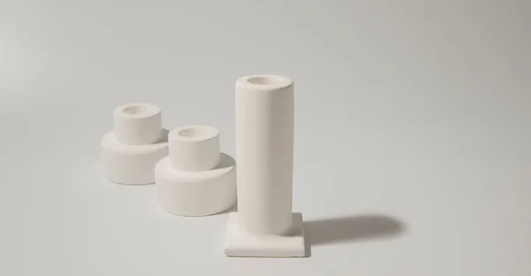 Beyaz seramik mumlar beyaz arka planda durur. iç konsept